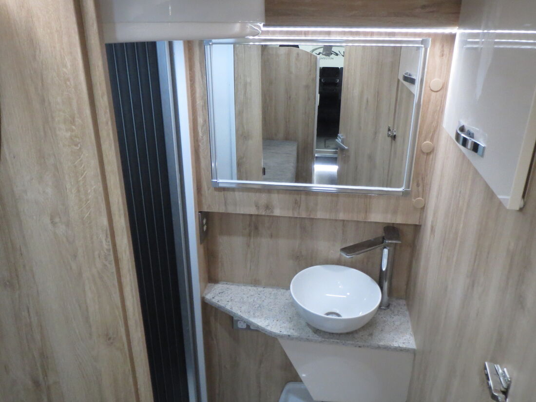 2025 Avan Applause 600 Single Beds Ensuite Camper